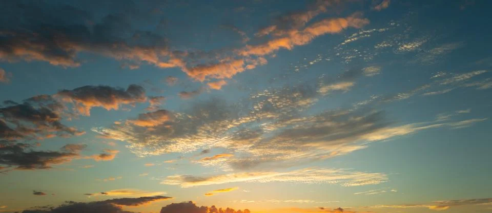 Sunset Clouds background. Dramatic Clouds Sunset Background. Sky with clouds in Foto stock