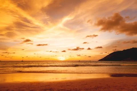 Sunset with clouds of different shapes. Gorgeous sunset at Nai Harn beach. Ph 库存照片