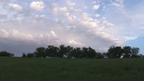 Sunset clouds in the field Vídeos de archivo 195439903