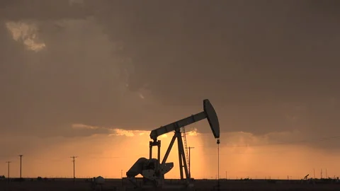 Sunset clouds gather behine immobile pump jack, 4K. Stock Footage 312682704