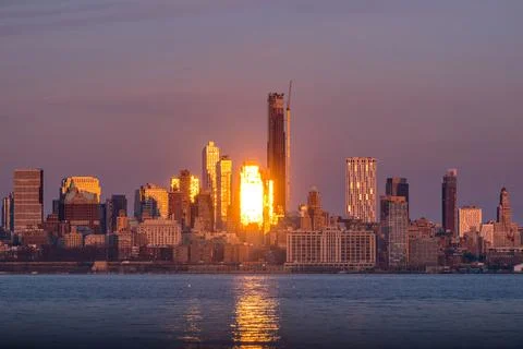 Sunset Clouds Moving Over Brooklyn Downtown with new construction building Stock-Fotos