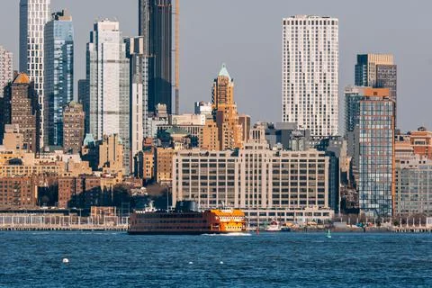 Sunset Clouds Moving Over Brooklyn Downtown with new construction building Stock-Fotos