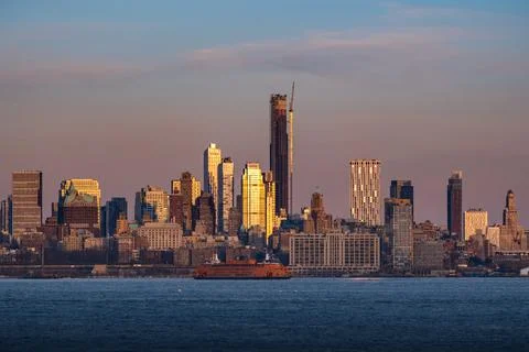 Sunset Clouds Moving Over Brooklyn Downtown with new construction building Stock-Fotos