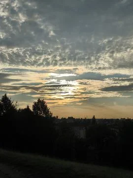 Sunset with clouds over the city Fotos Stock