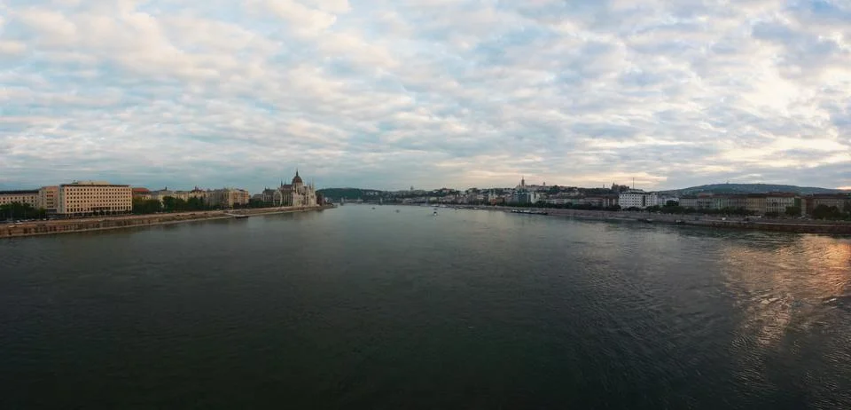Sunset clouds over Danube river in Budapest, Hungary parliament building vi.. 写真素材