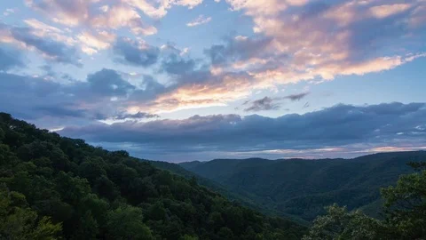 Sunset clouds over the green forest in Virginia, USA. Stock-Footage 84091274
