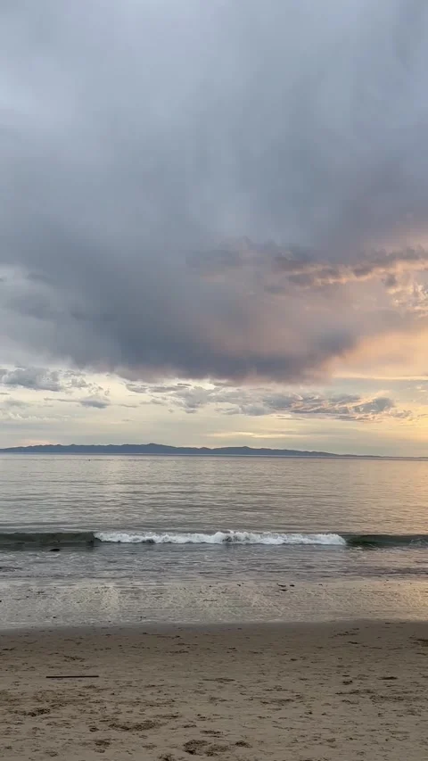 Sunset clouds over Pacific Ocean horizon at California sandy coast Video stock 316758254
