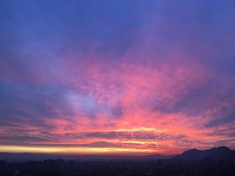 Sunset clouds in santiago, Chile 库存照片