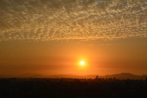 Sunset clouds in santiago, Chile 库存照片