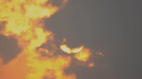 Sunset on clouds on summer background, cloud moving through sun and sunshine 스톡 동영상 127405158