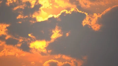 Sunset on clouds on summer background, cloud moving through sun and sunshine 库存影片 127405398