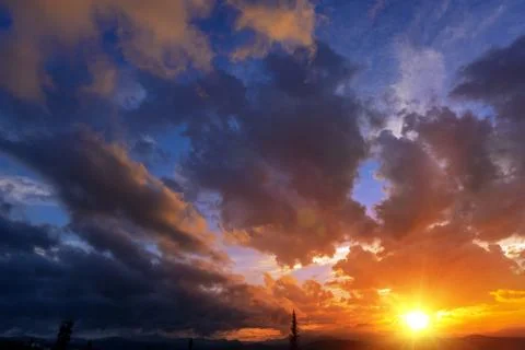 Sunset cloudscape backdrop. sunset in colorado rocky mountains. Foto stock