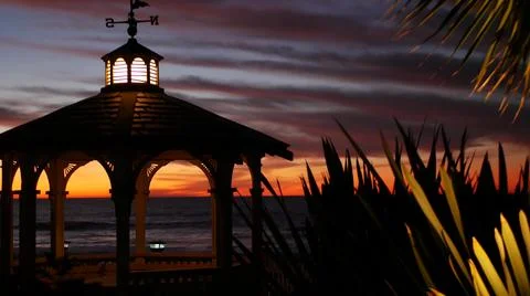 Sunset cloudscape, gazebo on beach, twilight dusk, dramatic sky. Alcove and vane Foto stock
