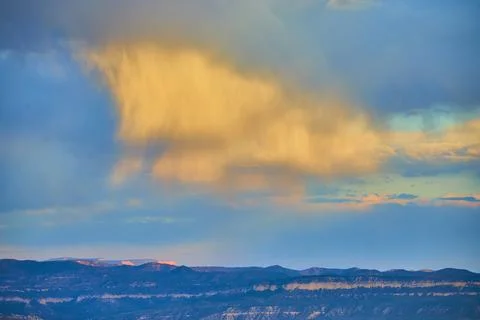 Sunset Cloudscape Over Zion Mountains Eye-Level Perspective Foto stock