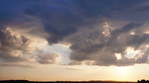 Sunset in the cloudy sky. Vidéo 24996262