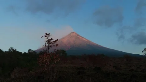 Sunset colors illuminate the volcano Vídeos de archivo 333589141