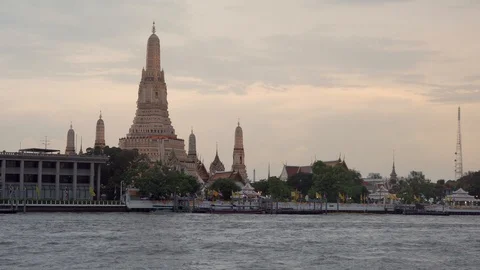 Sunset coloured skyline of Wat Arun temple Stock Footage 108501816