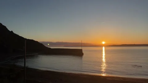 Sunset in Cornwall over the sea Par Polkerris Stock Footage 224772167