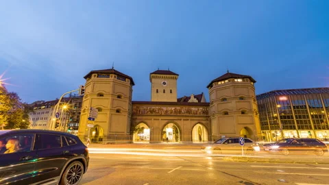 Sunset day to night hyperlapse of Munich city gate Isartor traffic reflection Stock Footage 222926401
