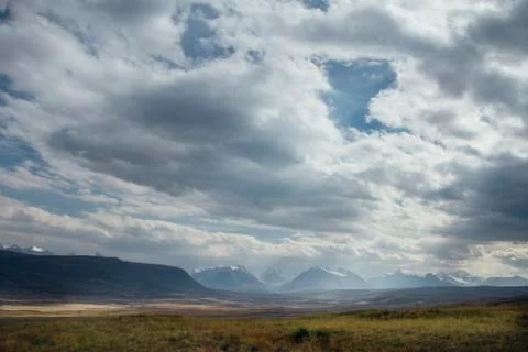 Sunset in the desert, the sun's rays Shine through the clouds. Ukok Plateau O Foto stock