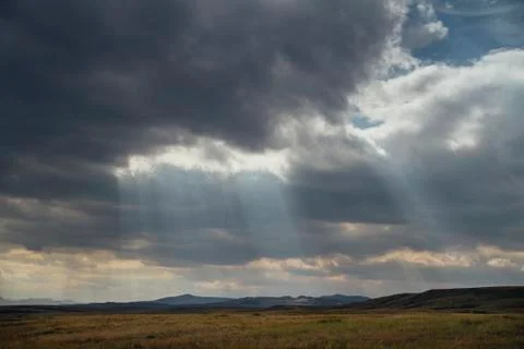 Sunset in the desert, the sun's rays Shine through the clouds. Ukok Plateau O Foto stock