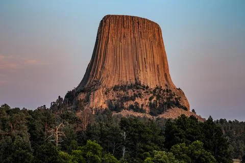 Sunset on Devils Tower Rising in the Distance, Devils Tower National Monument Foto stock