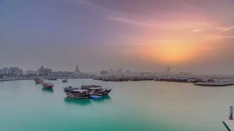 Sunset at Doha Bay timelapse with Traditional Wooden Dhow Fishing Boats. Vidéo 85805879