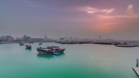 Sunset at Doha Bay timelapse with Traditional Wooden Dhow Fishing Boats. Vidéo 145875289