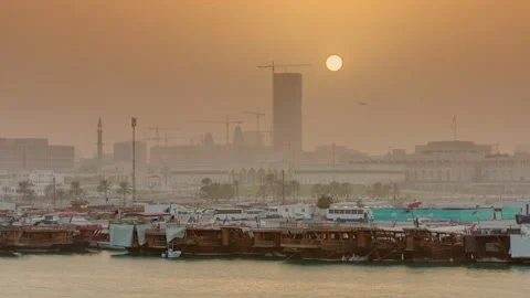 Sunset at Doha Bay timelapse with Traditional Wooden Dhow Fishing Boats. Vidéo 153678016