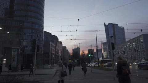 Sunset in downtown - gimbal walk Video stock 147883372