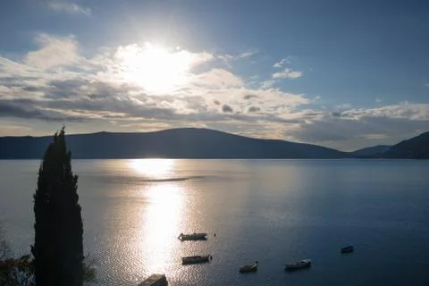 Sunset with dramatic clouds on the background of a bay and mountains Foto stock