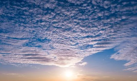 Sunset on dramatic clouds. Sunset sunlight in sky. Sunset radiant summer. Sun Foto stock