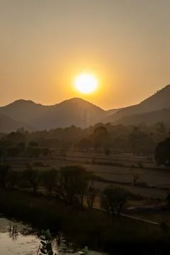 Sunset dramatic landscape with mountain range at dusk from flat angle Foto stock