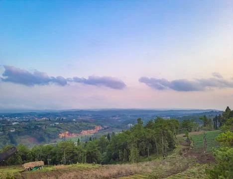 Sunset dramatic sky with mountains and forests from flat angle at dusk Foto stock