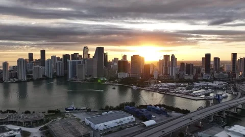 Sunset Drone Aerial Forward Tracking Right Pan Over Miami Skyline 库存影片 329088600