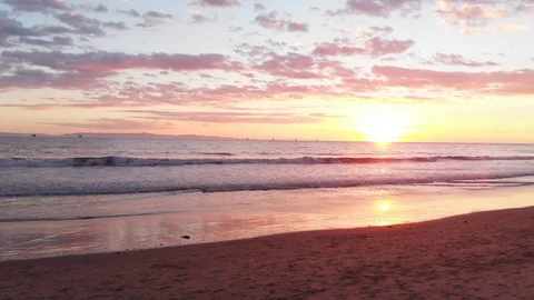 Sunset Drone Flying Low Over Ocean With Vibrant Colors 库存影片 100664469