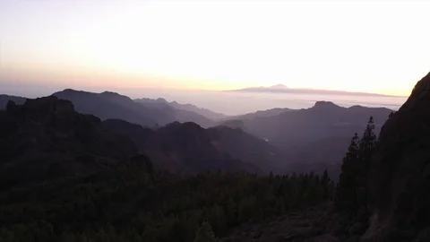 Sunset Drone Footage over Roque Nublo Vídeo Stock 123586448