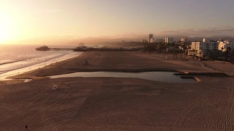 Sunset Drone Pullback from Santa Monica Pier Over Beach in 4K Vídeos de archivo 332326662