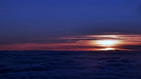 Sunset during flying Stockbeeldmateriaal 95600609