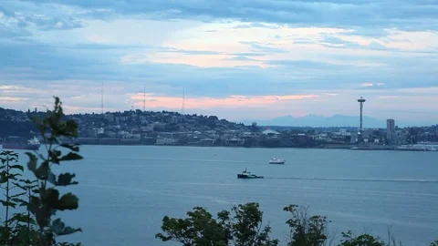 Sunset at dusk of Seattle Washington skyline at night from Queen Anne's Hill 스톡 동영상 80791277