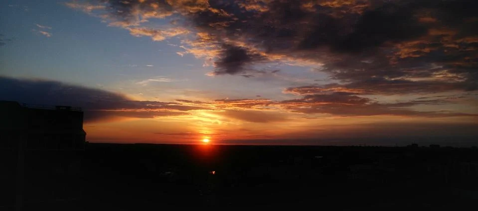 Sunset at the edge of town Foto stock