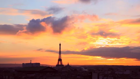Sunset Eiffel Tower and the Streets of Paris Vídeos de archivo 332450713