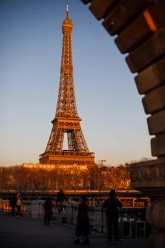 Sunset on the Eiffel Tower seen from a bridge on the Seine. Foto stock