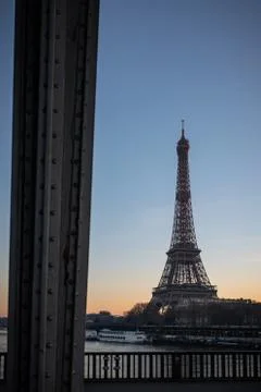 Sunset on the Eiffel Tower seen from the Pont de Bir Hakim in Paris. Foto stock