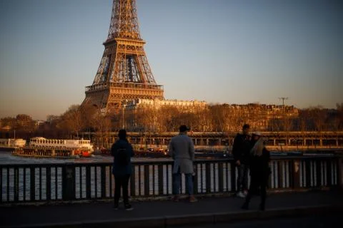 Sunset on the Eiffel Tower, seen from Pont de Bir Hakeim in Paris Foto stock