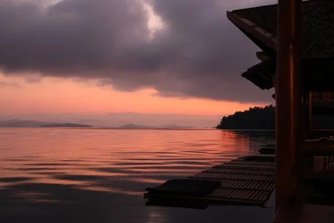 Sunset in the evening at the river, casting twilight color and peaceful water Foto stock