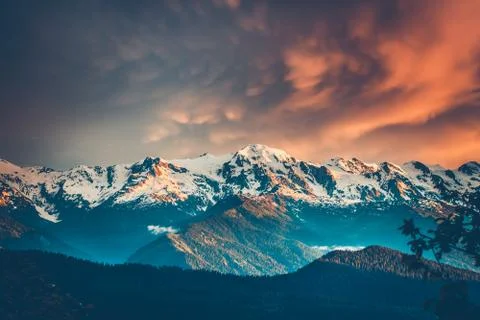 Sunset evening view over the snowy mountain range Fotos Stock