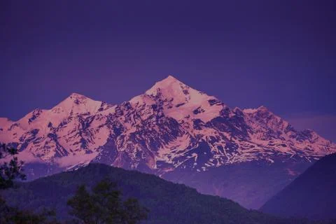 Sunset evening view over the snowy mountain peak Stock-Fotos