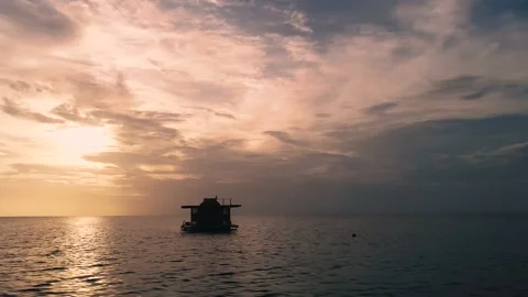 Sunset experience in the middle of the ocean Stockbeeldmateriaal 130860463