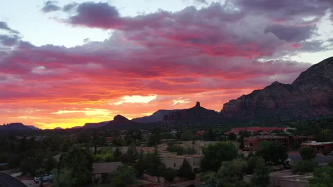 A sunset explodes into fiery reflections on the clouds in Sedona, Arizona. Stock Footage 148148068